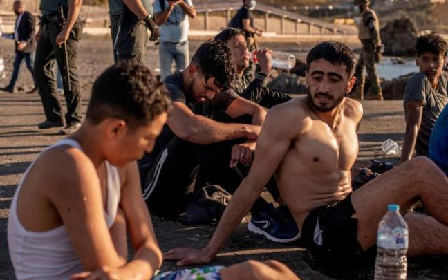 Varios jóvenes, algunos de ellos menores de edad, después de alcanzar la ciudad autónoma de Ceuta. Varios jóvenes, algunos de ellos menores de edad, después de alcanzar la ciudad autónoma de Ceuta.