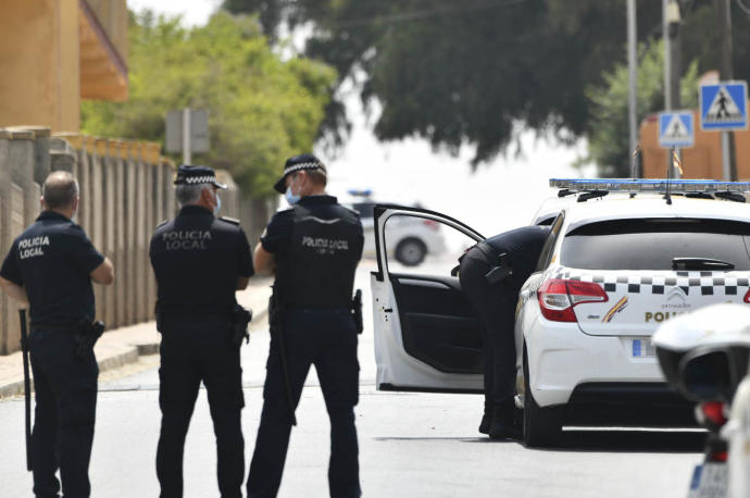 Varios agentes y vehículos de la Policía Local de Ceuta se concentran en las inmediaciones del Polideportivo Santa Amelia.