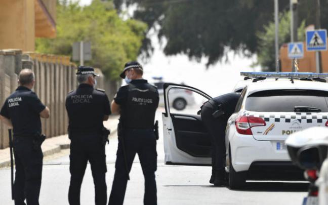 Varios agentes y vehículos de la Policía Local de Ceuta se concentran en las inmediaciones del Polideportivo Santa Amelia. Varios agentes y vehículos de la Policía Local de Ceuta se concentran en las inmediaciones del Polideportivo Santa Amelia.