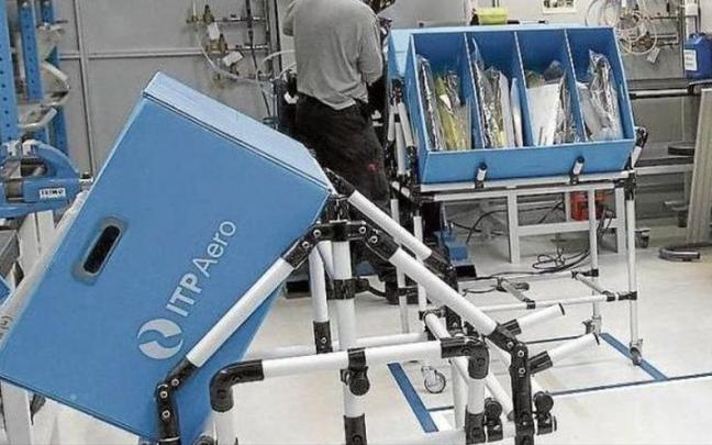 Un trabajador en la planta vizcaina de ITP en Zamudio.