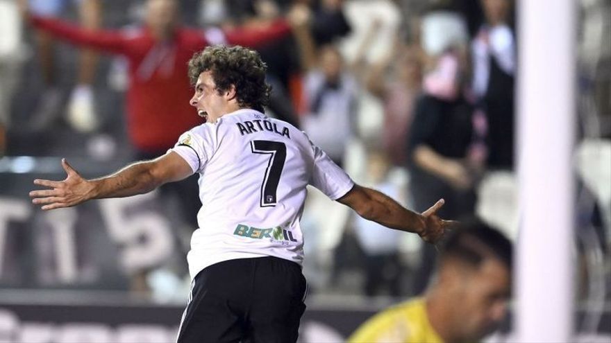 Juan Artola celebrando el gol del triunfo del Burgos sobre el Málaga por 1-0