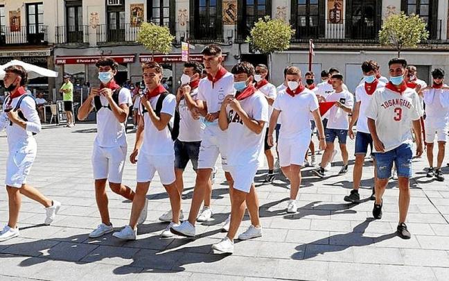 Varios jóvenes durante las no fiestas de 2021. Varios jóvenes durante las no fiestas de 2021.