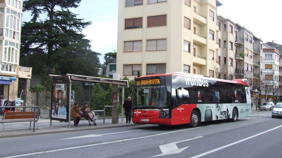 Un autobús circula por el centro del municipio