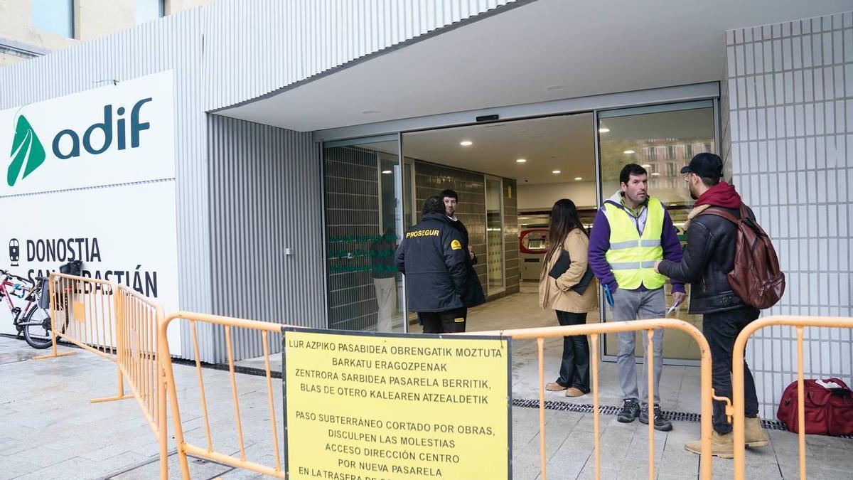 Caos por la demora en la apertura de la estación provisional de Atotxa en Donostia