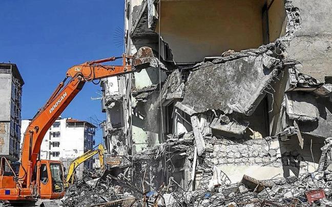 Las excavadoras proceden a derribar un edificio afectado en la ciudad turca de Samandag. | FOTO: EFE