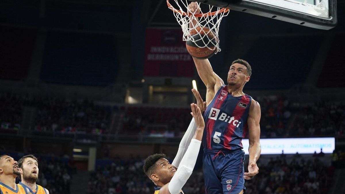 Baldwin machaca el aro durante la eliminatoria contra el Valencia Basket