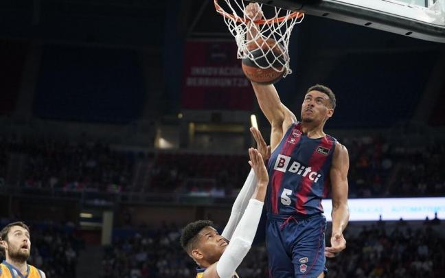 Baldwin machaca el aro durante la eliminatoria contra el Valencia Basket Baldwin machaca el aro durante la eliminatoria contra el Valencia Basket