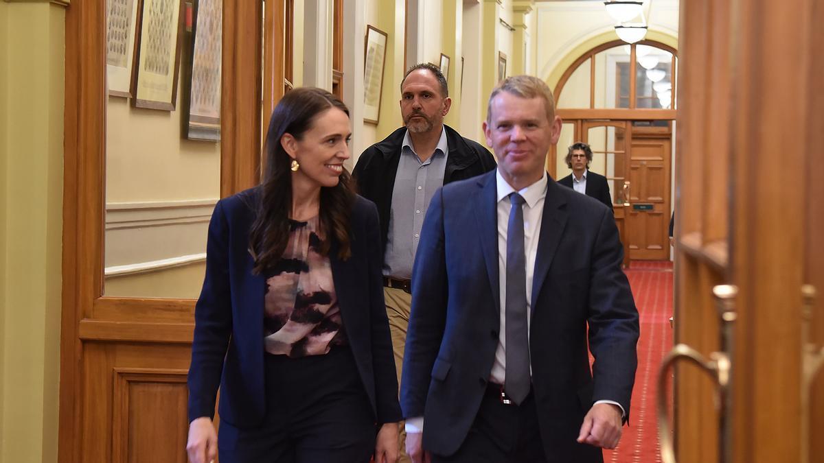 Jacinta Ardern y el nuevo primer ministro, Chris Hipkins, han acudido juntos al Parlamento neozelandés donde el segundo ha jurado el cargo.