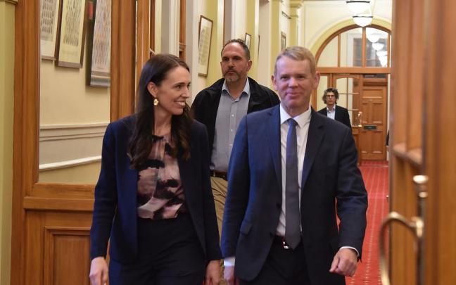 Jacinta Ardern y el nuevo primer ministro, Chris Hipkins, han acudido juntos al Parlamento neozelandés donde el segundo ha jurado el cargo. Jacinta Ardern y el nuevo primer ministro, Chris Hipkins, han acudido juntos al Parlamento neozelandés donde el segundo ha jurado el cargo.