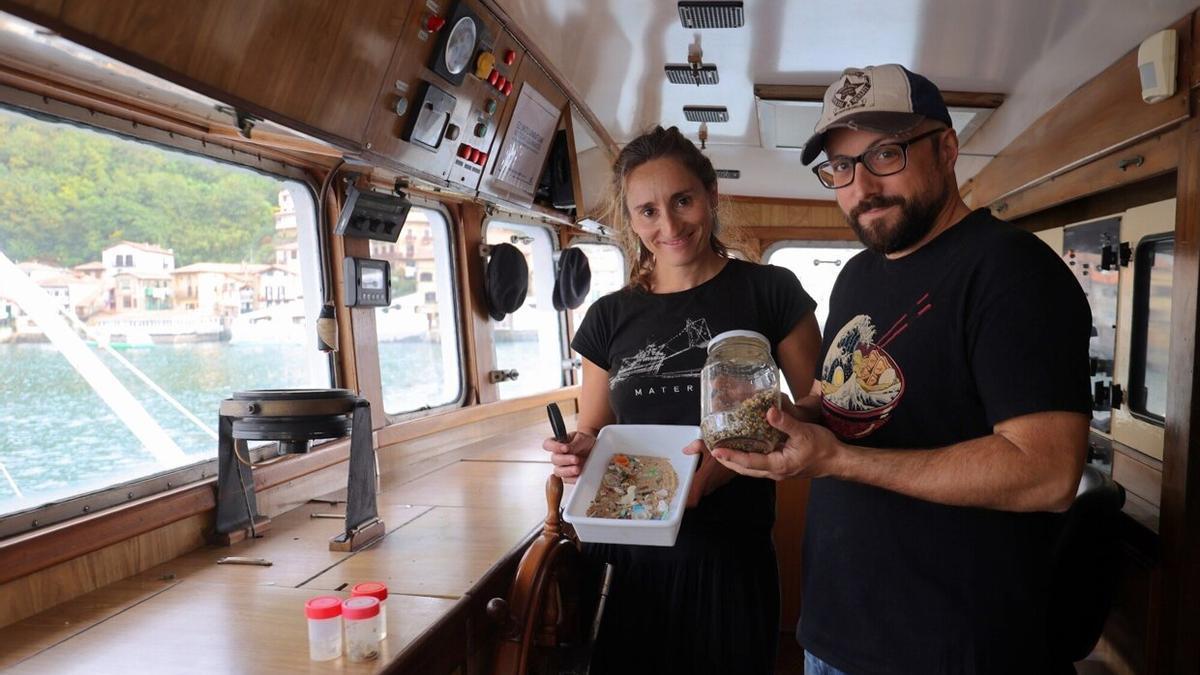 Javi Julio (derecha) quiere rodar un cap&iacute;tulo piloto de una serie documental sobre el barco-museo ecoactivo 'Mater', que dirige Izaskun Suberbiola (derecha).