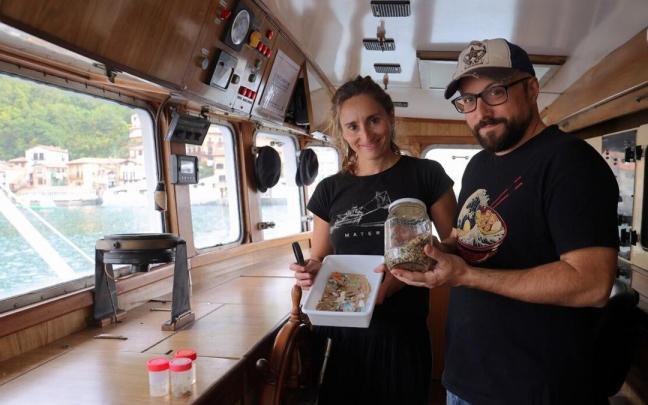 Javi Julio (derecha) quiere rodar un cap&iacute;tulo piloto de una serie documental sobre el barco-museo ecoactivo 'Mater', que dirige Izaskun Suberbiola (derecha).
