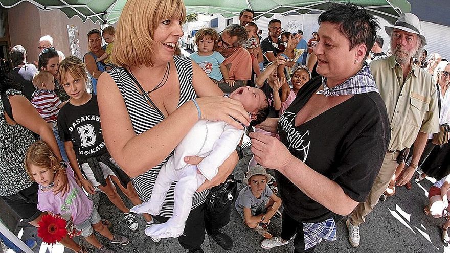 Pañuelos y música en las fiestas de la calle Jarauta