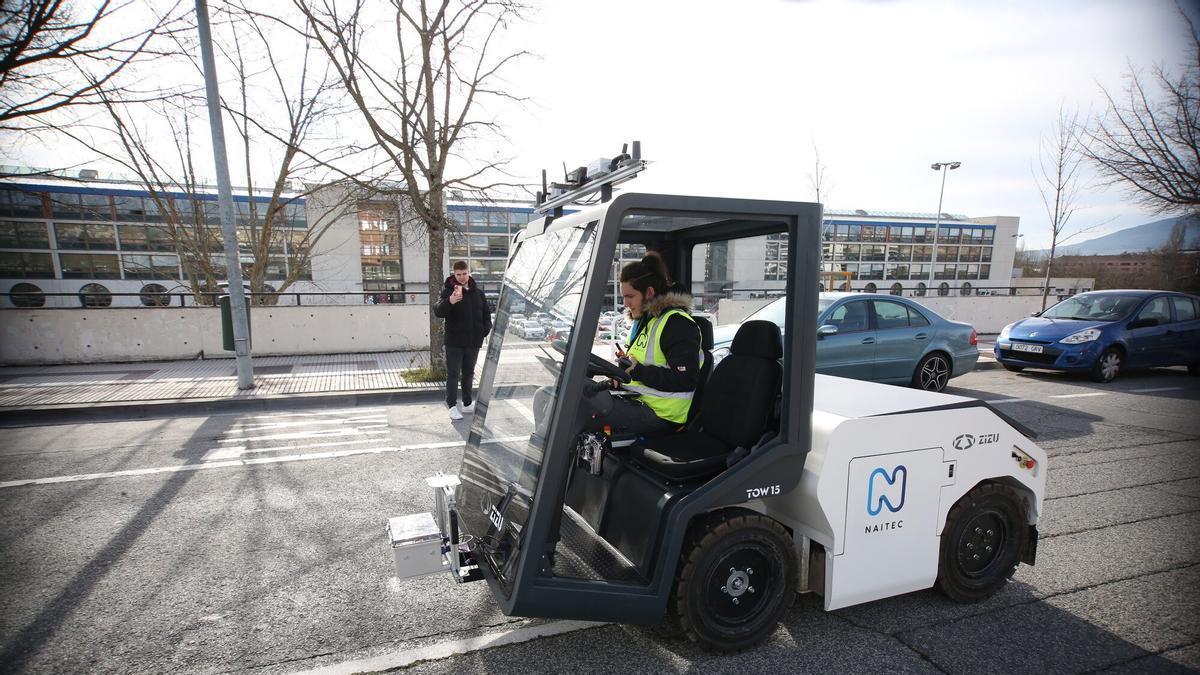 El coche eléctrico autónomo que ha presentado NAITEC, junto a la UPNA.