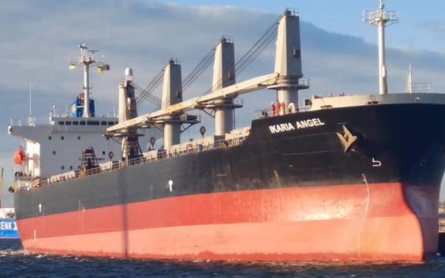El buque Ikaria Angel, cargado con grano pero paralizado en puerto El buque Ikaria Angel, cargado con grano pero paralizado en puerto