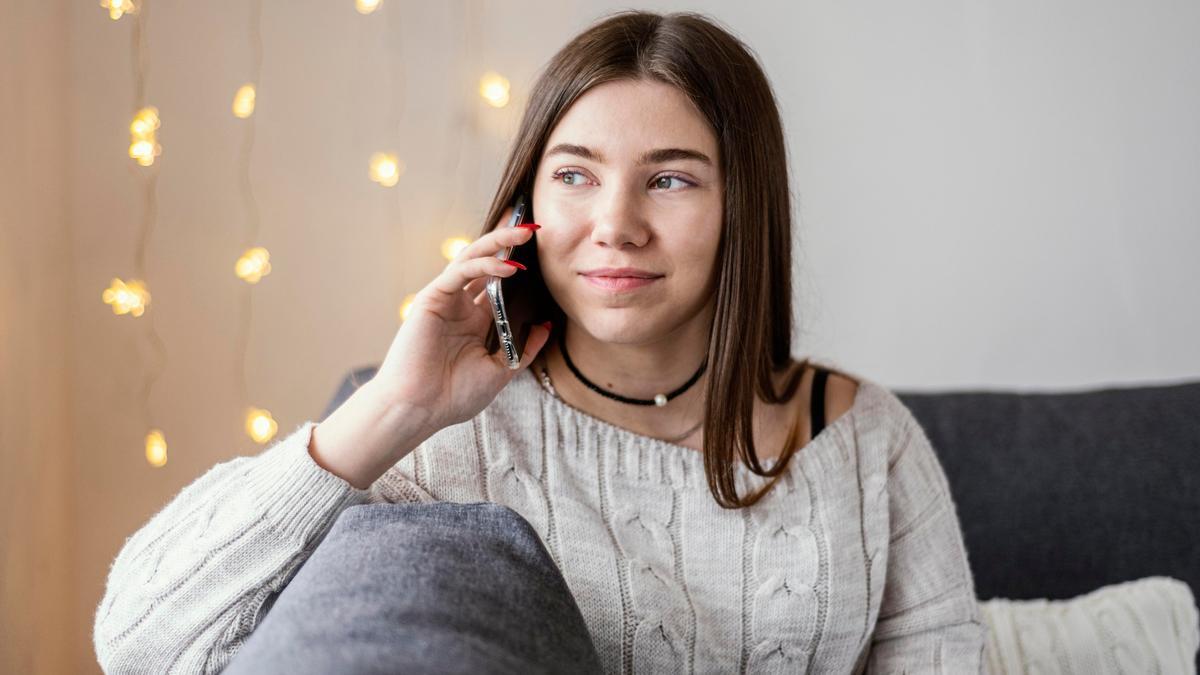 Una joven habla por su teléfono móvil