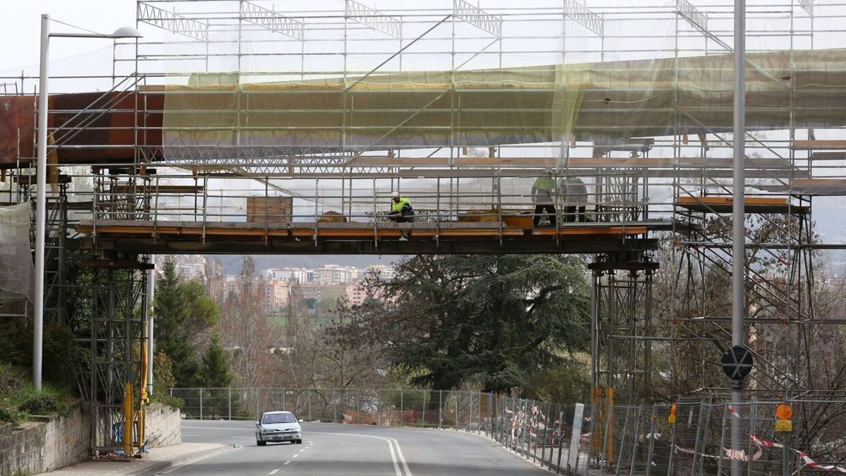 Operarios trabajando sobre la estructura habilitada en la pasarela del Labrit.