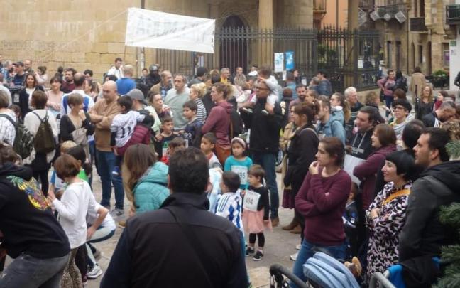 Lezoarras se concentran para denunciar el robo y la quema de Olentzero Lezoarras se concentran para denunciar el robo y la quema de Olentzero