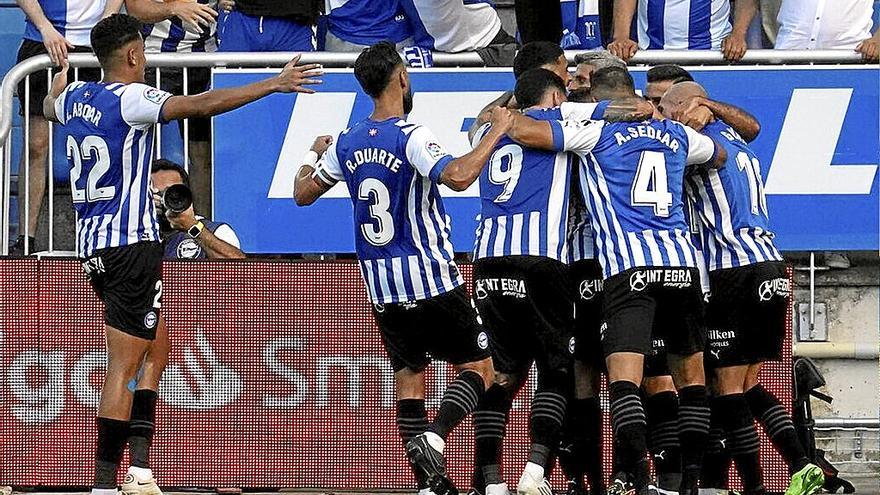 Varios futbolistas del Deportivo Alavés celebran uno de los goles frente a la S.D. Huesca.