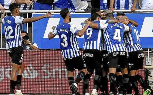 Varios futbolistas del Deportivo Alavés celebran uno de los goles frente a la S.D. Huesca. Varios futbolistas del Deportivo Alavés celebran uno de los goles frente a la S.D. Huesca.