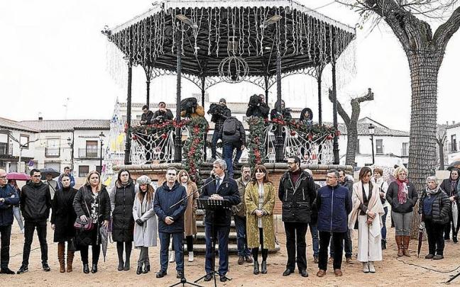 Representantes institucionales muestran su repulsa por el crimen machista de una mujer y su bebé en Toledo. | FOTO: EFE Representantes institucionales muestran su repulsa por el crimen machista de una mujer y su bebé en Toledo. | FOTO: EFE