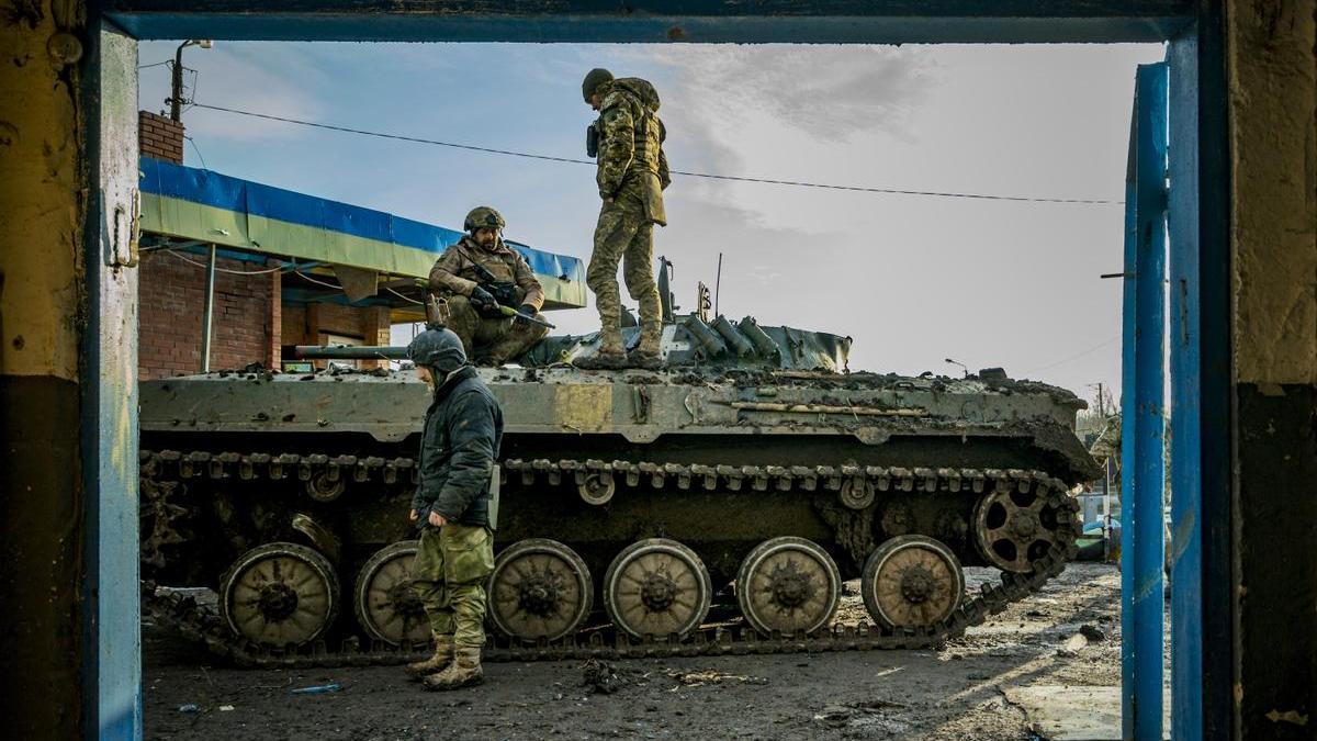 Varios soldados ucranianos inspeccionan un tanque en Bakhmut, Donetsk.