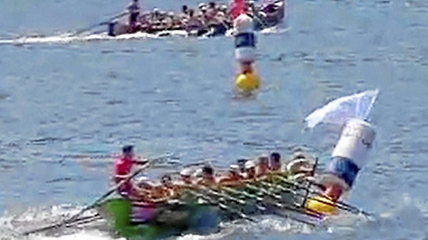 Instante en el que Hondarribia choca con la baliza que marca la ciaboga. | FOTO: EITB