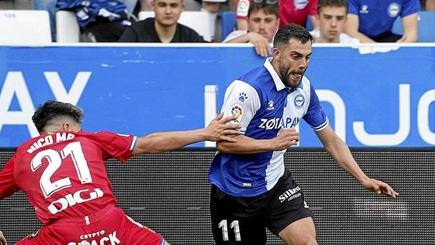 Luis Rioja intenta superar a Nico Melamed durante el último Alavés-Espanyol.