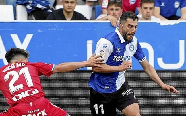 Luis Rioja intenta superar a Nico Melamed durante el &uacute;ltimo Alav&eacute;s-Espanyol.