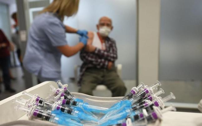 Imagen tomada durante la campa&ntilde;a de vacunaci&oacute;n contra el covid en Euskadi.