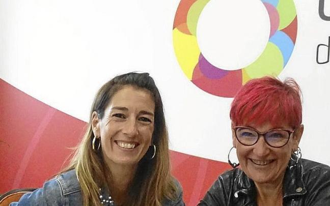 La alcadesa e Itziar Mondragon, ayer, en la firma del contrato.