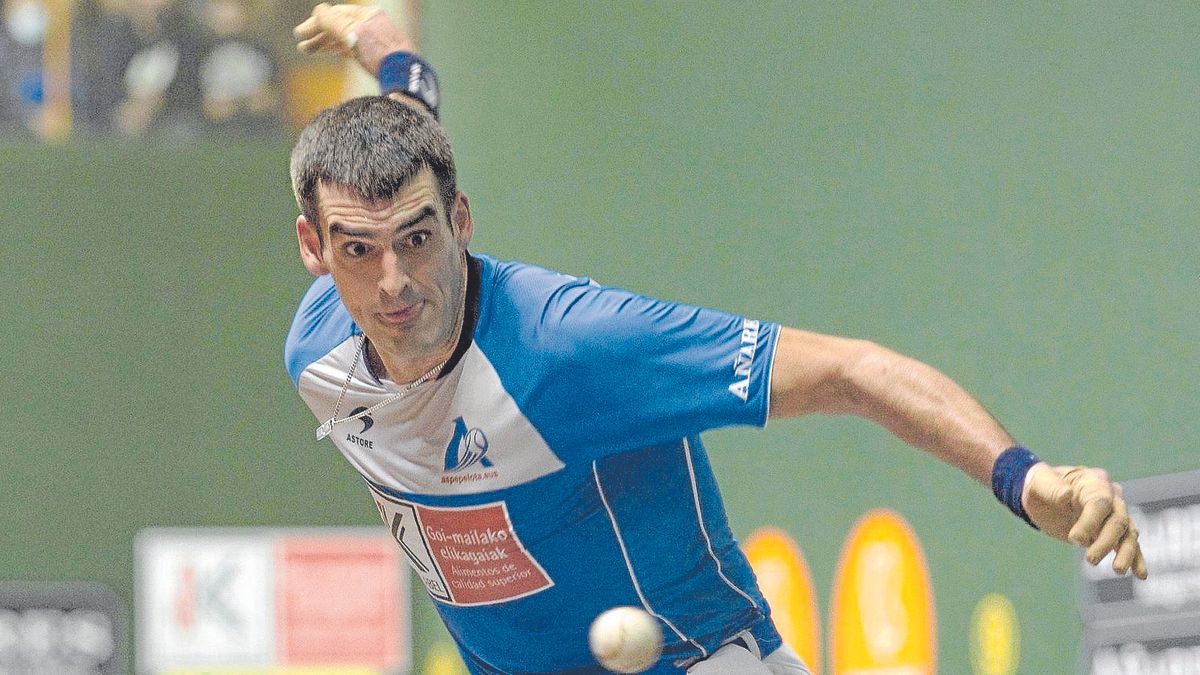 Joseba Ezkurdia se dispone a golpear la pelota con su mano derecha. | FOTO: JOSU CHÁVARRI