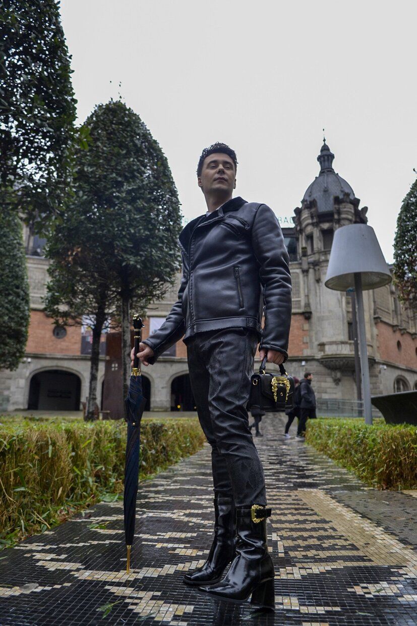 Andoni Calvo posa frente Azkuna Zentroa