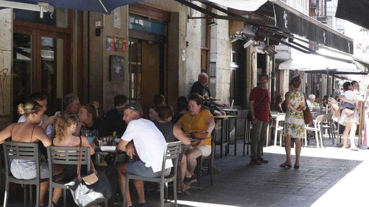 Personas en una terraza de Vitoria en plena ola de calor este verano