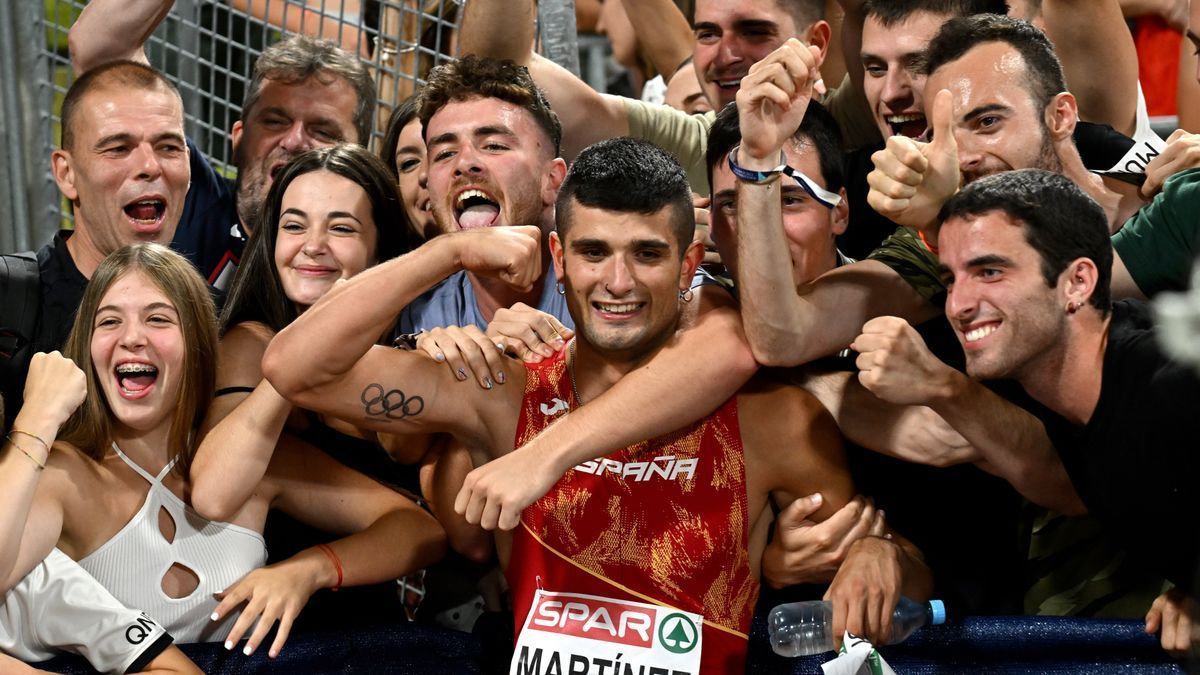 Asier Martinez celebra el título con sus amigos