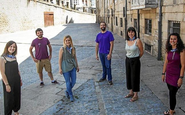 Geu Elkarteko zenbait kideren irudia, txosna jartzen duten tokian. | ARGAZKIA: JORGE MU&Ntilde;OZ