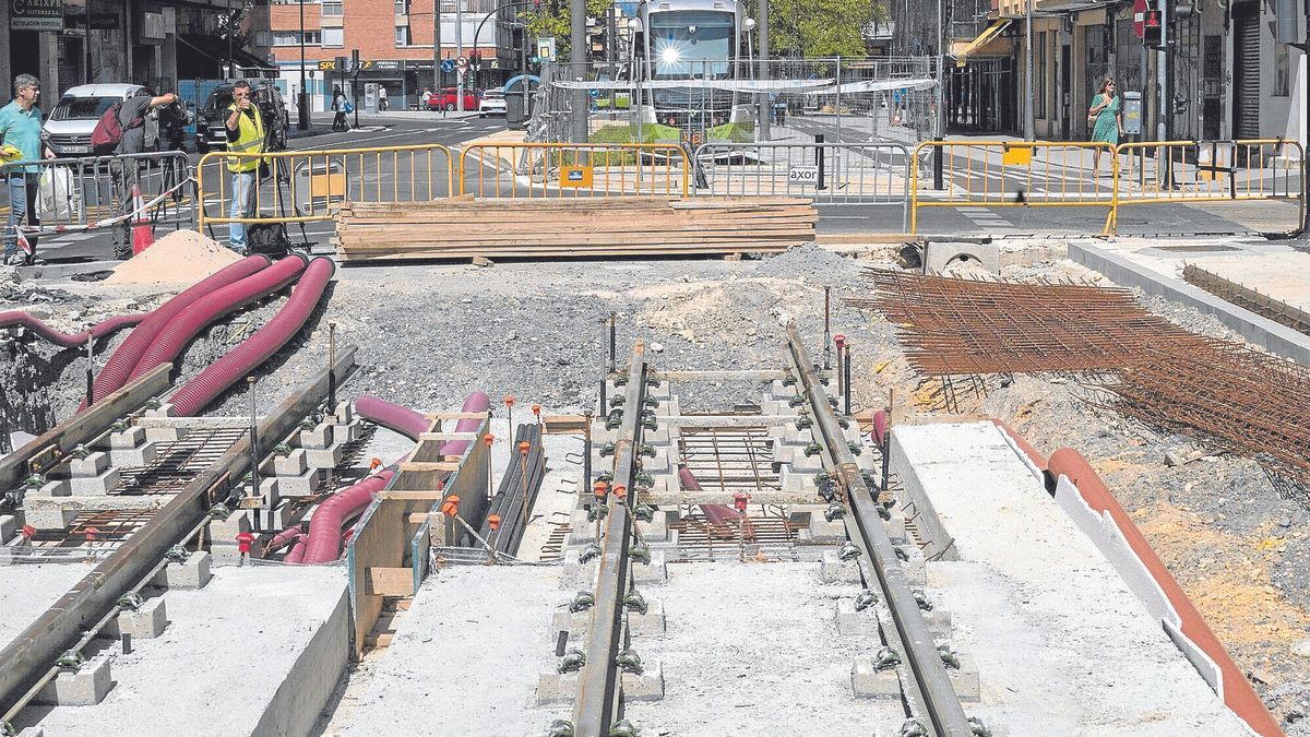 Las obras para unir el recorrido del tranvía hasta el barrio de Salburua continuarán en la calle Florida hasta el inicio del curso escolar el próximo mes de septiembre. | FOTO: ALEX LARRETXI