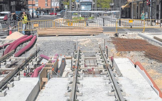 Las obras para unir el recorrido del tranvía hasta el barrio de Salburua continuarán en la calle Florida hasta el inicio del curso escolar el próximo mes de septiembre. | FOTO: ALEX LARRETXI Las obras para unir el recorrido del tranvía hasta el barrio de Salburua continuarán en la calle Florida hasta el inicio del curso escolar el próximo mes de septiembre. | FOTO: ALEX LARRETXI