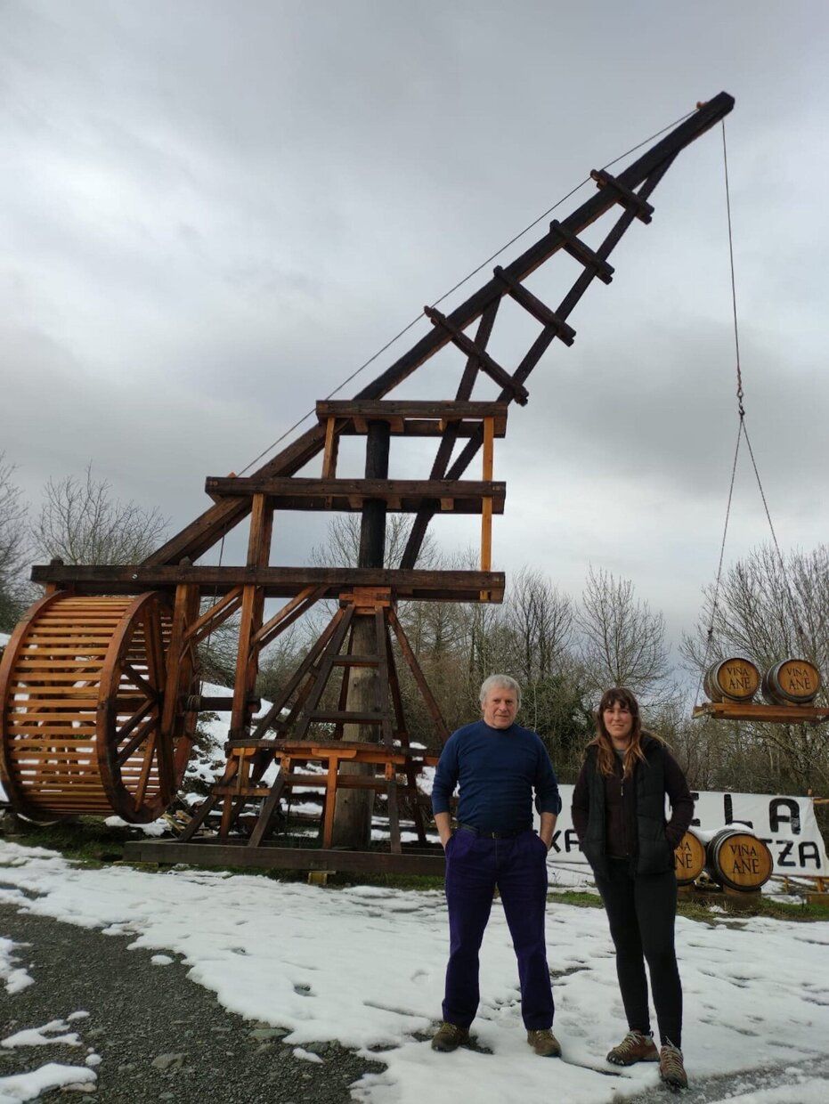 Anjel Mari Garmendia y su hija Izaro posan ante la grúa.
