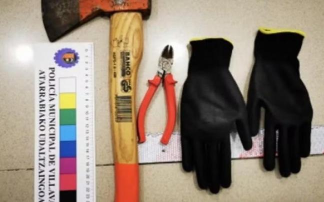 Los objetos con los que los jóvenes entraron en la tienda