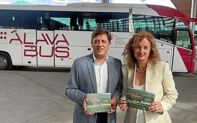 Presentaci&oacute;n ayer de la gu&iacute;a &lsquo;Descubre &Aacute;lava en transporte p&uacute;blico&rsquo;.