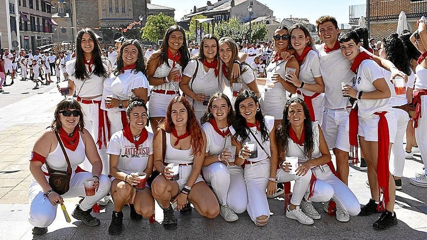 Una cuadrilla del municipio disfrutando a mediodía del inicio festivo en la plaza Consistorial.