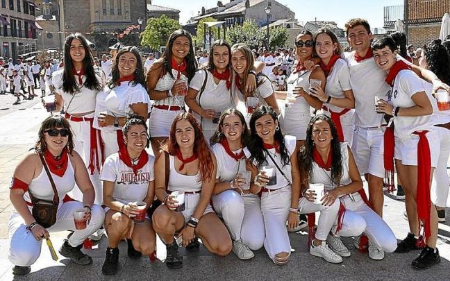 Una cuadrilla del municipio disfrutando a mediod&iacute;a del inicio festivo en la plaza Consistorial.
