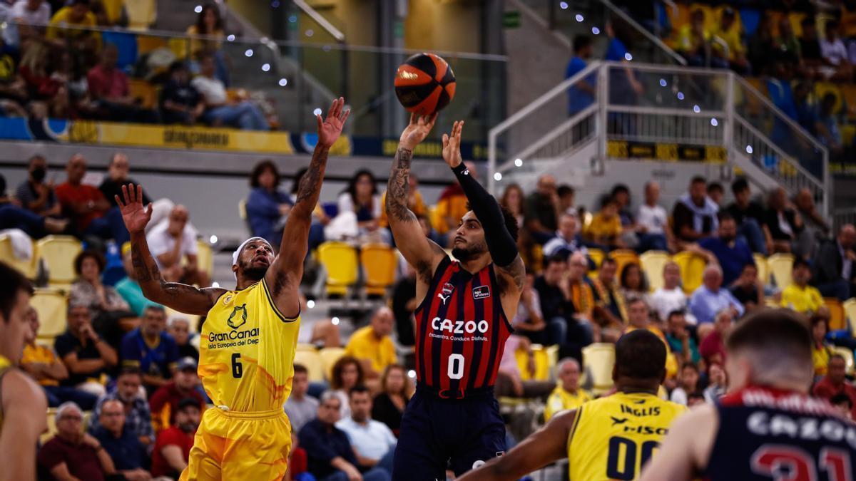 Howard efectúa una suspensión en el Gran Canaria Arena