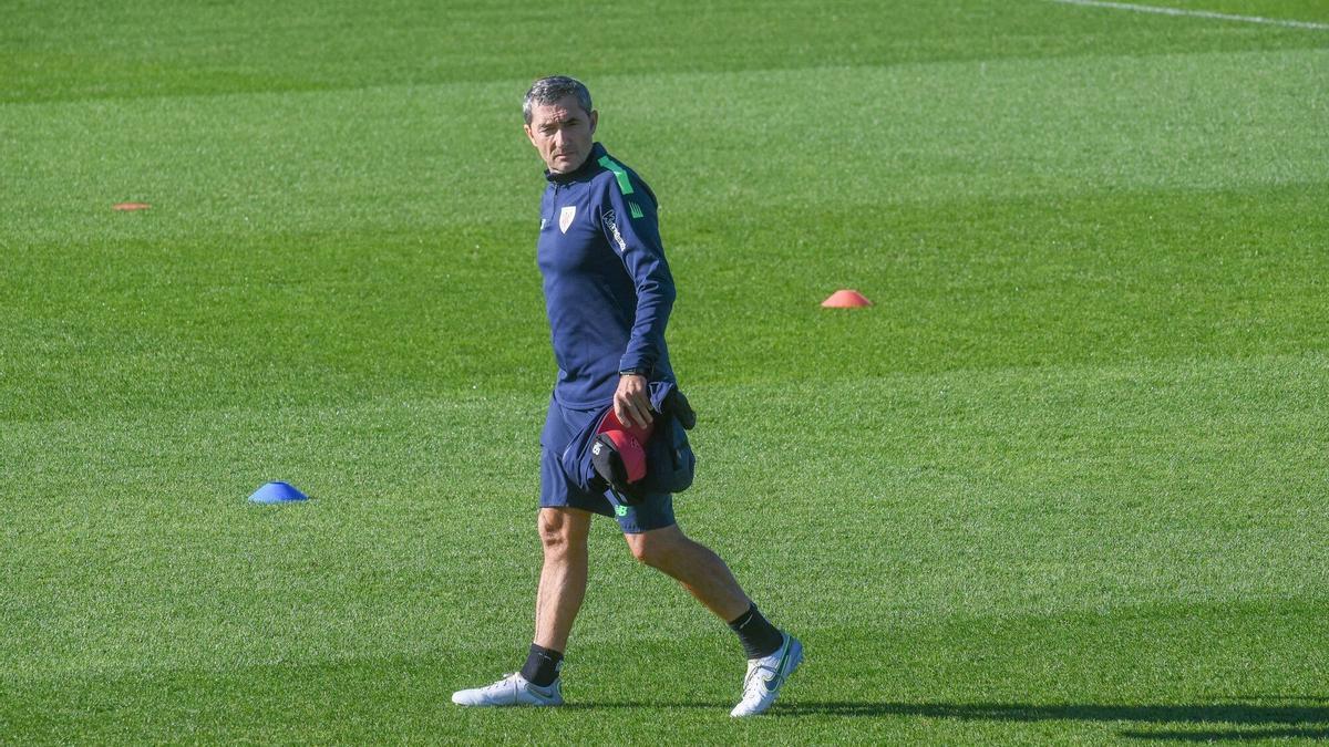 Ernesto Valverde, con gesto serio durante una sesión de entrenamiento del Athletic.