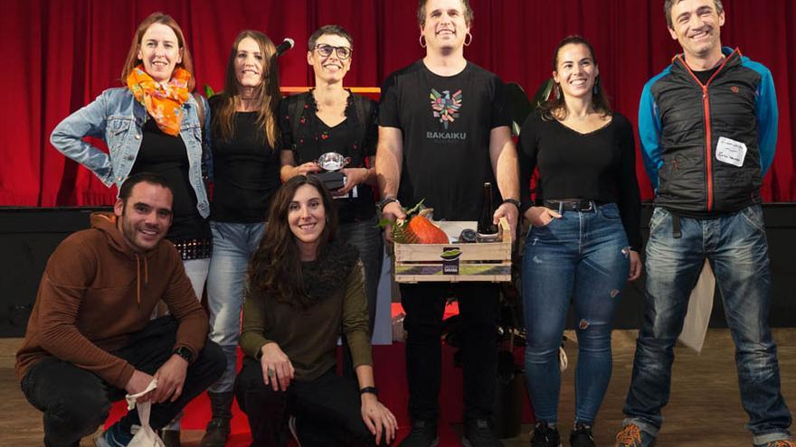 Socios y socias de Bakaikuarrok Herri Kooperatiba tras el recibir el premio Sakana Saria.