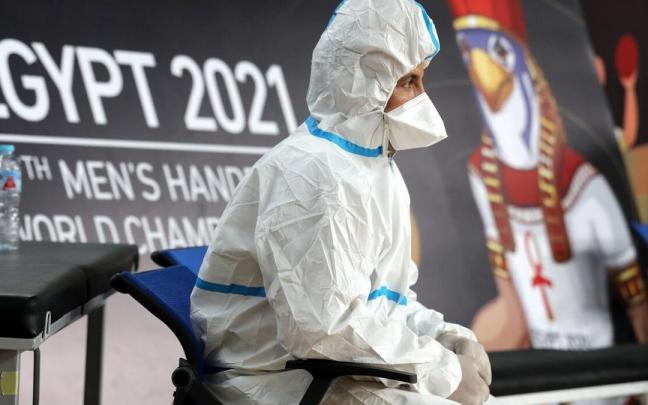 Un trabajador del Mundial del 2021 en Egipto, totalmente embozado en plena pandemia del coronavirus.