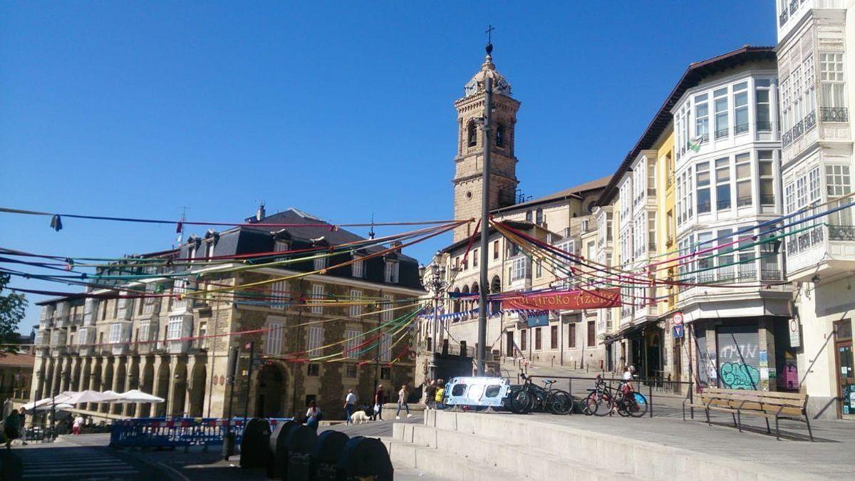 La transformación de Vitoria ya ha empezado con los elementos decorativos en lugares como la balconada de San Miguel o el Farolón.