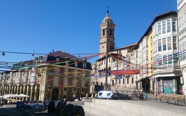 La transformación de Vitoria ya ha empezado con los elementos decorativos en lugares como la balconada de San Miguel o el Farolón.