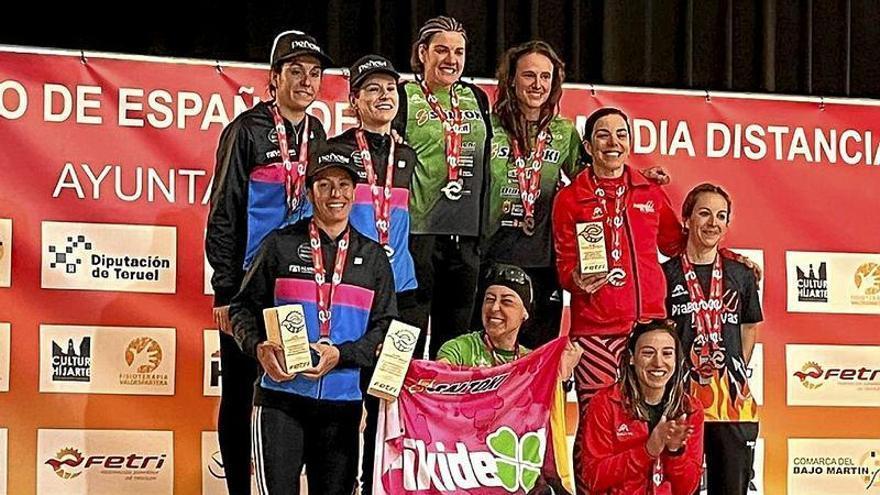 Laura Gómez, Enara Oroz y Alba Reguillo; en la cima del podio como mejor equipo femenino. | FOTO: CEDIDA