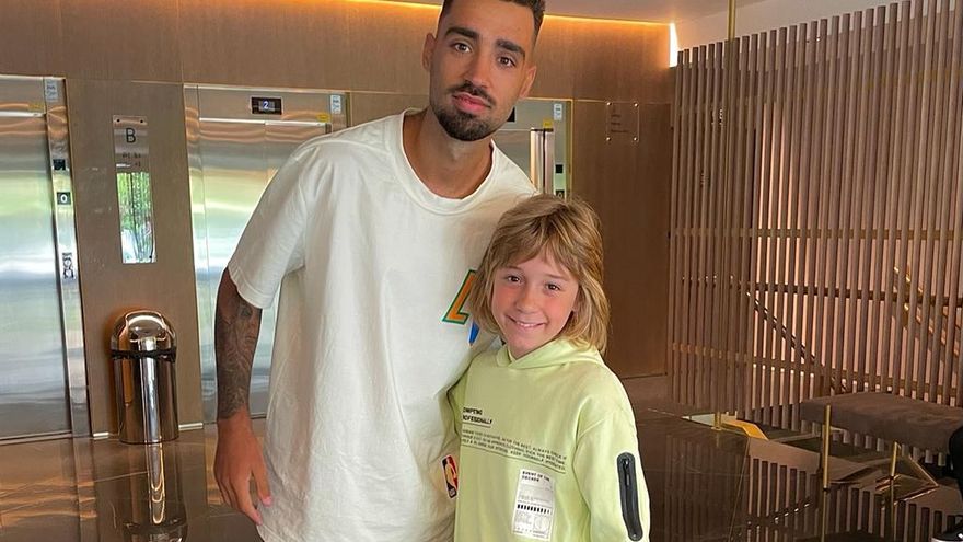 Brais Mendez con un joven aficionado en Donostia